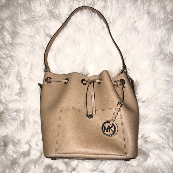 Michael Kors Handbags - Michael Korse med leather bucket bag